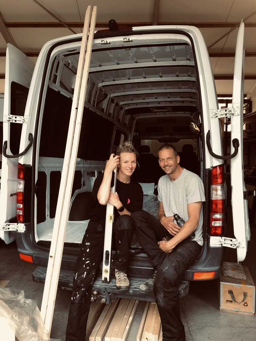 Hanneke en Bas samen in de open achterkant van een camper