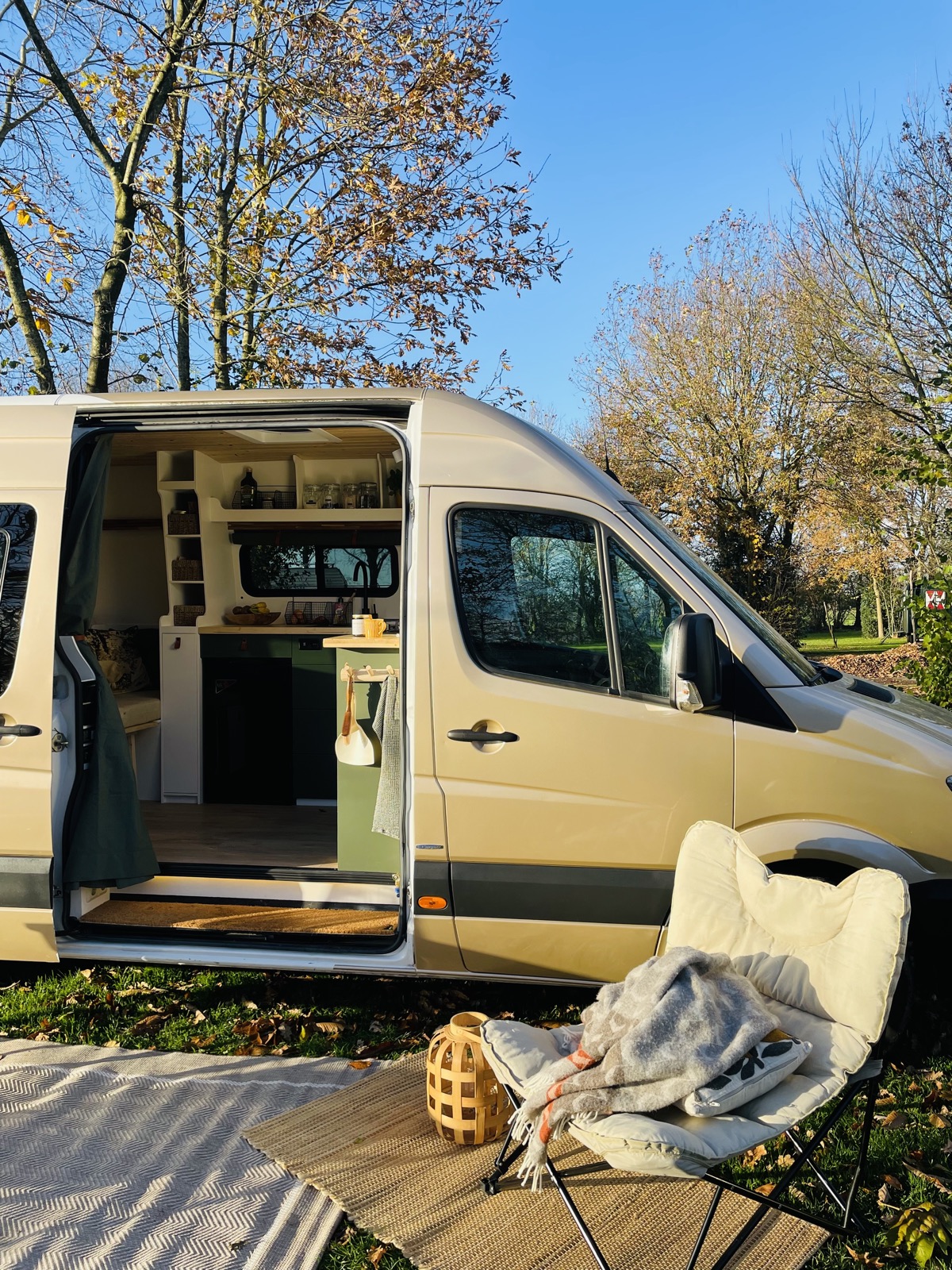 Goudkleurige two-tone Mercedes-Benz Sprinter L3H2, foto 1 van 6