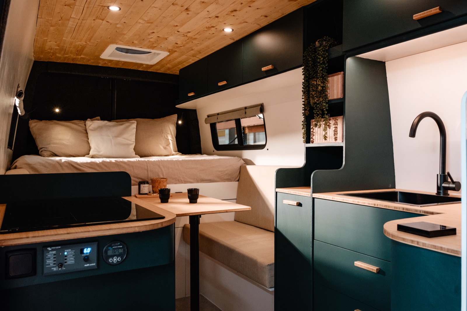Mercedes-Benz Sprinter L3H2 met hefdak voor een gezin van vier, foto 1 van 7