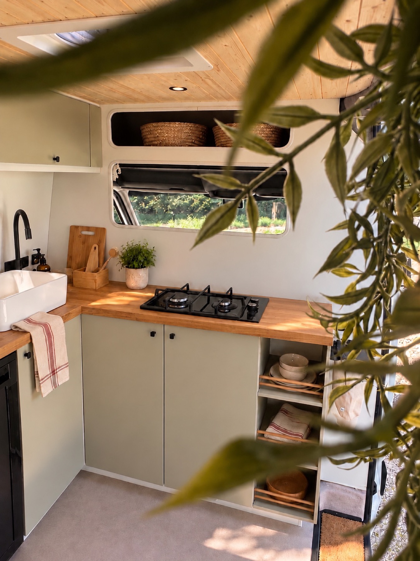 Mercedes-Benz Sprinter L2H2 met gezellig camperinterieur, foto 1 van 11